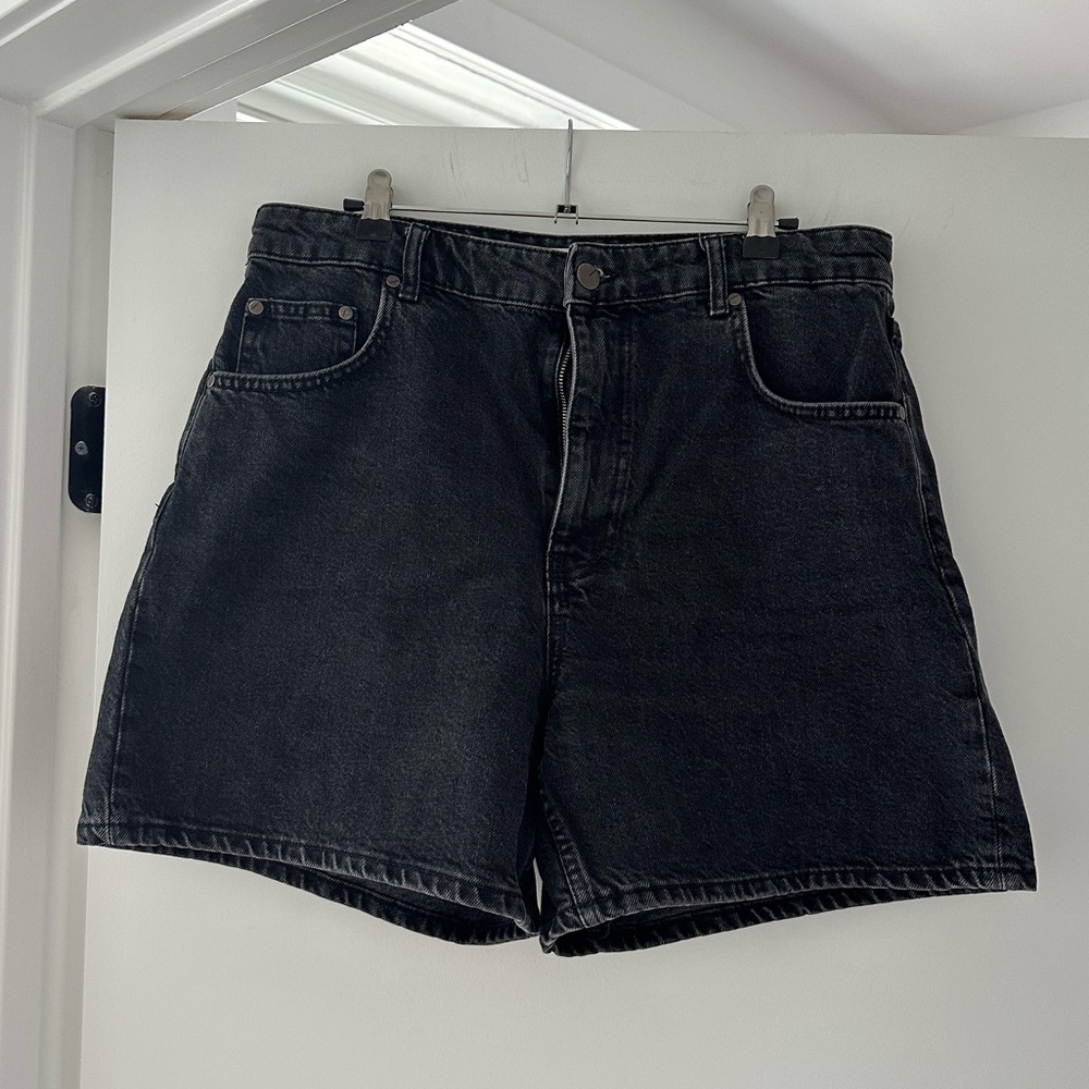 Denim shorts, mom fit